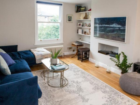 Pass the Keys Immaculate flat with roof terrace in North London